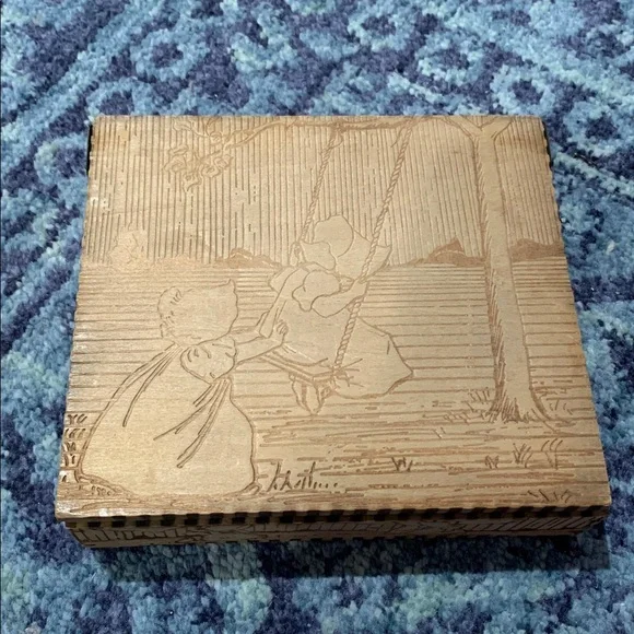 Vintage prairie girls swinging scene Wooden hinged box 6 x 5 x 2”rare find - Picture 3 of 10